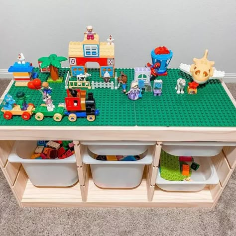 Diy Lego Storage, Camera Montessori, Lego Play Table, Space Felt, Lego Storage Ideas, Trofast Ikea, Lego Bedroom, Lego Organization, Kids Play Table