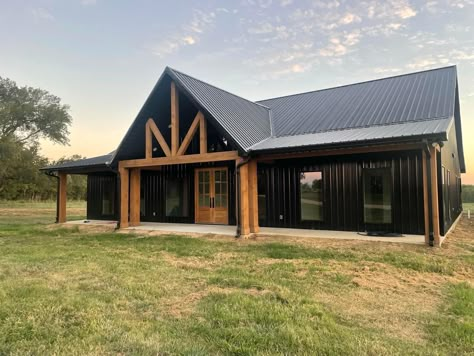 Black Pole Barn House, Barndo House, Country Home Exterior, Metal Building House, Pole Barn Home, Metal Building House Plans, Black Barndominium, Black Houses, Barn House Design