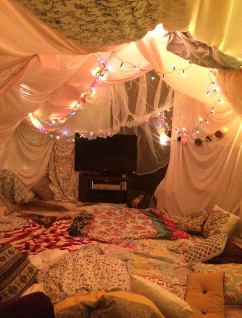 Movie Blanket Fort, Big Blanket Fort Ideas, Giant Pillow Fort, Giant Blanket Fort, Cozy Pillow Fort, Bed Den Ideas, Sleepover Den Ideas, Fort For Sleepovers, Cute Forts Indoor