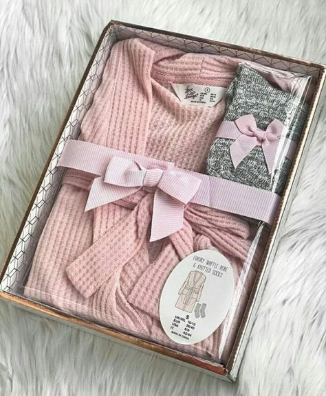 Box Cadeau, Regalos Ideas, Gift Box For Men, Wedding Gifts Packaging, Flower Box Gift, Baby Baskets, Gift Box Design, Christmas Pajama Set, Pajamas Gift