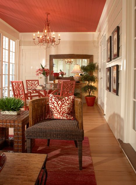 I wouldn't have picked this cark for the ceiling but it looks beautiful here...A soft turquoise for my kitchen ceiling would be pretty Terra Cotta Ceiling, Red Ceiling Living Room, Coral Ceiling, Accent Ceiling Ideas, Tera Cotta, Ceiling Painted, Ceiling Paint Colors, Salon Interior Design Ideas, Red Ceiling