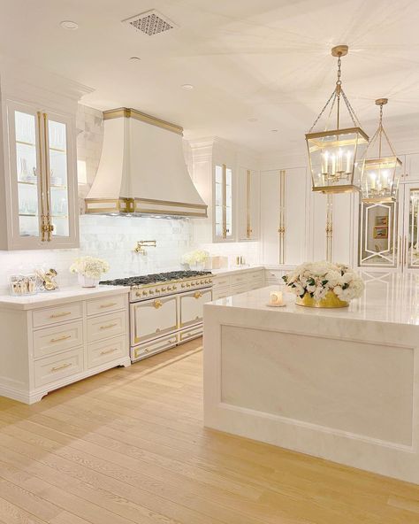 Luxury White Kitchens, Luxury White Kitchen, Glam Kitchen, Aesthetic Interior Design, Elegant Kitchen Design, Kitchen Updates, Dream Kitchens Design, House White, White Kitchen Design