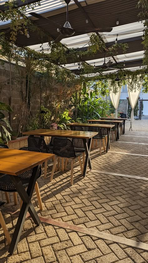 Outdoor Restaurant Patio Ideas, Restaurant Outdoor Seating Ideas Garden, Low Cost Restaurant Design, Outdoor Cafe Interior Design, Ideas Para Restaurantes Al Aire Libre, Coffee Shop Outdoor Design, Restaurant House Design, Open Restaurant Design Ideas, Patio Restaurant Ideas