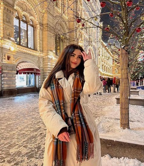 Does the perfect cold weather winter outfit exist? Why yes, yes it does. Here are 6 must-have accessories to add to your winter fits like warm gloves, waterproof shoes, and the coziest scarves that will get you through the cold winter! Women's #fashion #style #fallstyle Fall #winterstyle Winter Christmas Tree Pictures Instagram, Moscow Outfit Cold Weather, Cold Weather Outfits Winter, Snow Photoshoot, Winter Photoshoot, Snow Outfit, Casual Outfit Inspiration, Winter Photo, Winter Photos