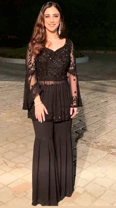 Simple Short Frock Designs, Lawn Dress Design 2023, Long Frock Suit, Printed Shirts Outfit, Frock Suit Ideas, Outfits 2023 Women, Eid Dress Design, Summer Dress Design, 2023 Summer Dress