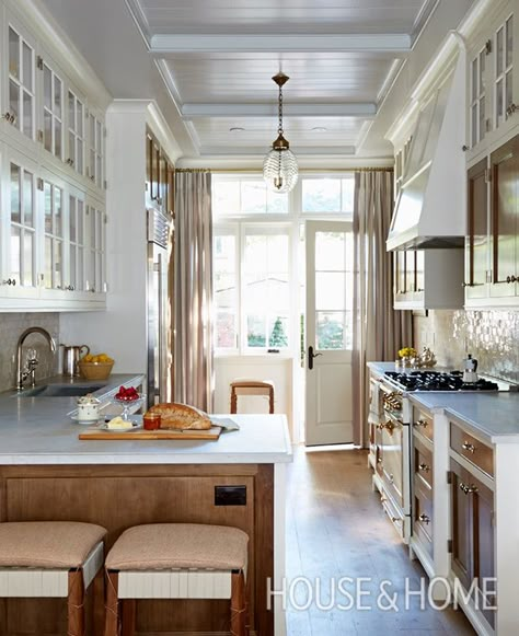 Looking for something timeless? Here are 10 traditional kitchen design ideas! | Photo: Michael Graydon Design: Silvana D’addazio Galley Kitchen Design, Galley Kitchen Remodel, Galley Kitchens, Classic Kitchen, Galley Kitchen, Kitchen Decorating, Kitchen Remodeling Projects, Kitchen Inspo, Trendy Kitchen