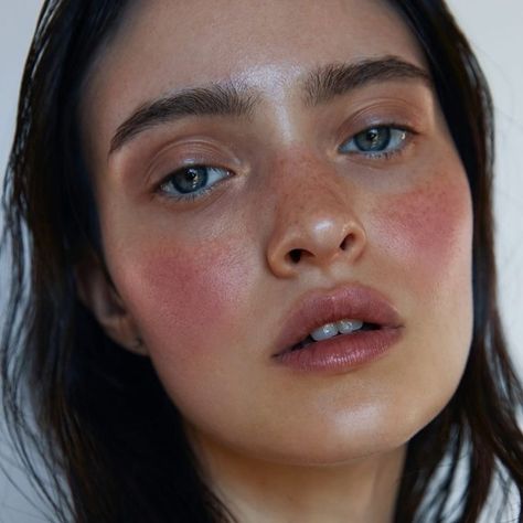 Get A Natural Flush With The Boyfriend Blush Trend Editorial Make-up, Blush Trend, 얼굴 드로잉, Smink Inspiration, Beauty Make-up, Glowing Makeup, Make Up Inspo, Glowy Makeup, Beauty Inspo