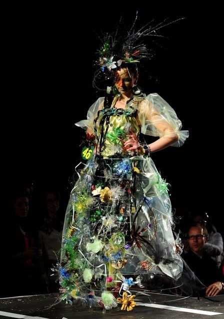 Trash Fashion Show, Clothes Made Of Trash, Upcycling Trash, Design Projects High School, Trash Clothes, Trash Costume, Environmental Fashion, Trashy Fashion, Plastic Upcycling