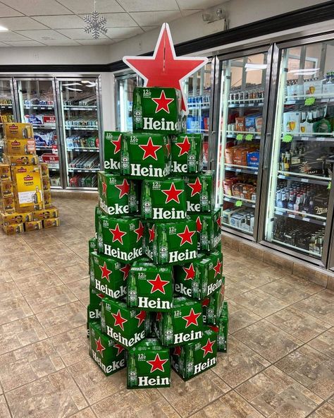 Christmas Grocery Store Displays, Liquor Store Christmas Decorations, Beer Display Ideas, Homeware Display, Beer Display, Snack Display, Supermarket Display, Beer Merchandise, Beer Case