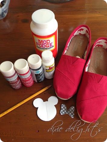 photo 3 (6) Shoes Tutorial, Shoes Disney, Disney Cute, Disney Toms, Toms Shoes Outlet, Diy Disney, Disney Shoes, Disney Diy, Disney Crafts