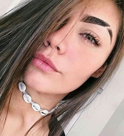 Girls With Eyebrow Split, Split Eyebrow, Eyebrow Cut, Eyebrow Slits, How To Do Eyebrows, Perfect Eyebrow, Eyebrow Design, Eyebrow Hacks, Eyebrows On Fleek