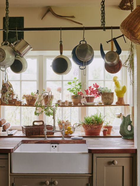 It helps to have some pretty plants to look at while doing the dishes or some other mundane activity, don’t you think? Here are some windows with a view over on Remodelista this week. Plus: Steal This Look: An Artistic Bath Remodel Inspired by Picasso’s Blue Period Trend Alert: Papier Mâché in Shades of Pale […] Max Rollitt, Kate Arends, French Cupboard, Wit And Delight, Corner Cupboard, Mexican Home, Pretty Plants, Kitchen Window, Furniture Maker