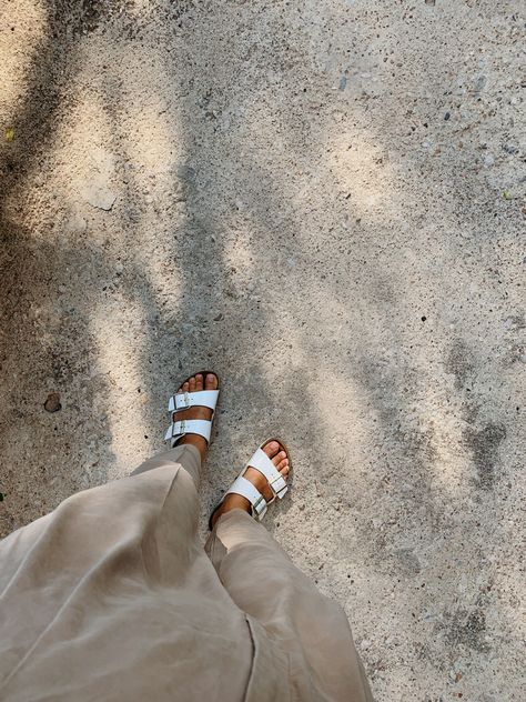 White Berkinstocks Outfit, Birkenstock Arizona Aesthetic, White Birkenstock Outfit Summer, Beige Birkenstocks, White Birkenstocks Outfit, Beach Shoes Aesthetic, Birkenstock Outfit Aesthetic, White Birkenstock Outfit, Birkenstocks Aesthetic