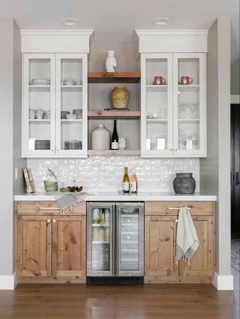 Kitchen Bar // Modern Farmhouse // Home Decor // Neutral Styling Modern Coffee Bar Ideas, Farmhouse Kitchen Bar, Modern Farmhouse Bar, Equestrian Farmhouse, Modern Coffee Bar, Apartment Farmhouse, Kitchen Projects Design, Bar Modern, Home Decor Neutral