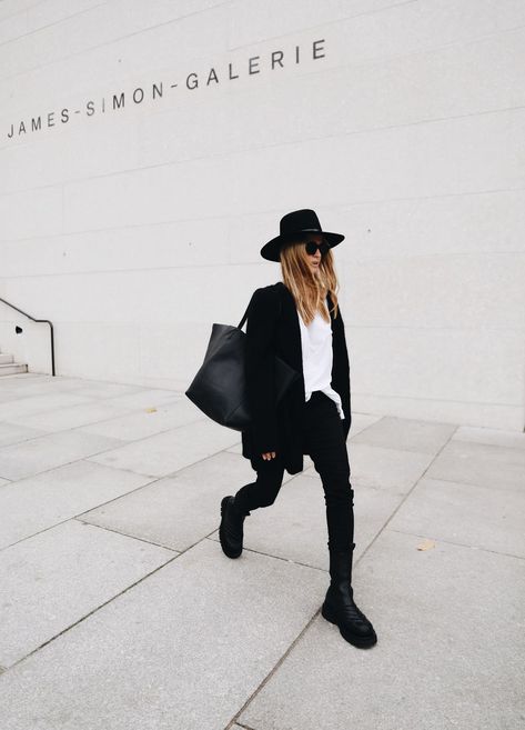 BERLIN IN NOVEMBER Fedora Hat Street Style, Janessa Leone Hat Outfit, Bottega Veneta Boots Street Style, Outfit With Hats For Women, Black Hat Outfit, Fedora Hat Outfits, Janessa Leone Hat, Outfit With Hat, Bottega Veneta Boots