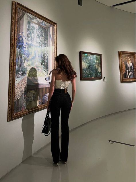 متحف فني, Museum Photography, Classy Aesthetic, Trik Fotografi, Foto Ideas Instagram, Dream Lifestyle, Feminine Aesthetic, Old Money Aesthetic, Pinterest Girls