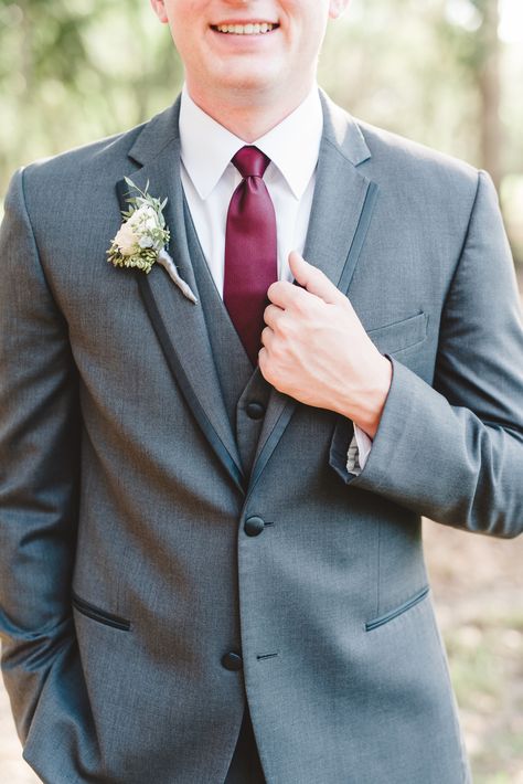 Gray Suit Maroon Tie, Maroon Wedding Ideas, Maroon Wedding Suit, Wedding Ideas Groom, Lindsay Davenport, Grey Tux, Groom's Boutonniere, Maroon Tie, Groom Suit Grey