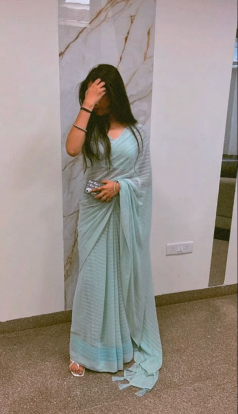 Saree Pose, Sarees For Girls, Simple Saree Designs, Fancy Sarees Party Wear, Saree Poses, Simple Sarees, Desi Fashion Casual, Stylish Photo, Stylish Photo Pose