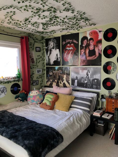 just redecorated my room :) Room Ideas Retro Vintage, Bedroom Ideas With Posters, Room Full Of Posters, Room Ideas Rock, Music Bedroom Ideas, Poster Room Ideas, Punk Room Aesthetic, Punk Room Decor, Room With Posters