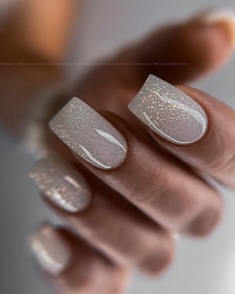 Silver Nails Sns, Christmas Party Nails Sparkle, Chrome Sparkle Nails, Winter Gel Nail Colors, Neutral Colored Nails, Nye Nails 2022, Silver Glitter Nails, Nail Colors Winter, Gel Nail Colors