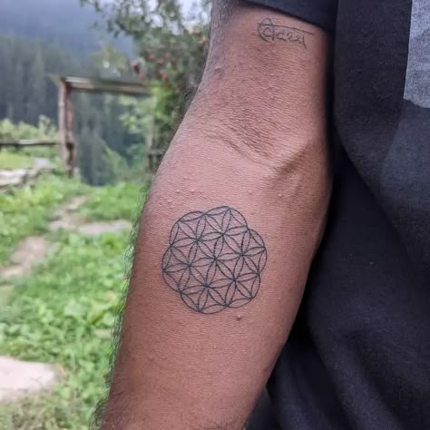 Flower Of Life Tattoo Forearm Black Ink Flower Of Life Tattoos, Flower Of Life Tattoo Women, Flower Of Life Tattoo Design, Seed Of Life Tattoo, Ocean Wave Tattoos, Flower Of Life Meaning, Wave Tattoos, Flower Of Life Tattoo, Hipster Tattoo