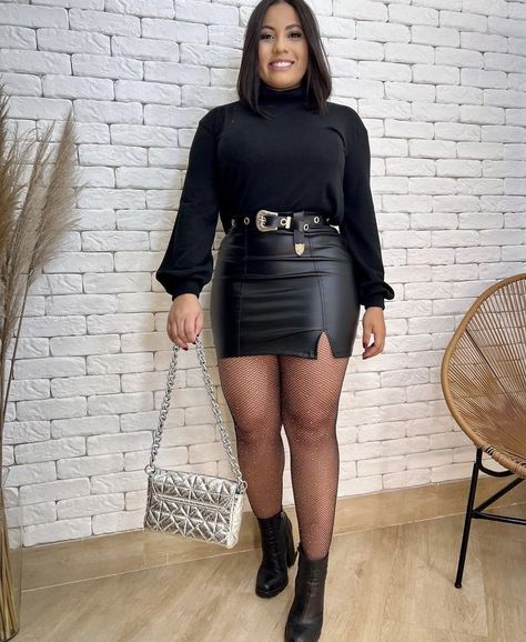 Leather Skirt Outfit Winter Plus Size, Plus Size Leather Skirt Outfit, Leather Skirt Outfit Winter, Mid Size Outfits, Leather Skirt Outfit, Winter Skirt Outfit, Miniskirt Outfits, Leather Jacket Outfits, Vegas Baby