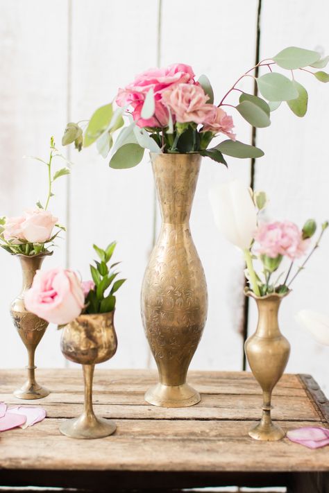 Timeless, simple, and pretty along with being easy on the budget! Use vintage brass vases from Dixie Does Vintage in Dallas Tx Brass Vases Wedding, 1920s Floral Arrangements, Casual Centerpieces, Hannibal Dinner, Floral Bud Vases, Coloured Glassware, Vintage Rose Wedding, Wedding Reception Tablescapes, Brass Wedding