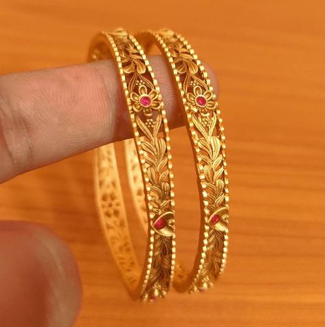 Flower Bangles, Aesthetic Edgy, Gold Bangles Indian, Locket Design, Gold Jewels Design, Gold Bangles For Women, New Gold Jewellery Designs, Gold Earrings Models, Gold Bangle Set