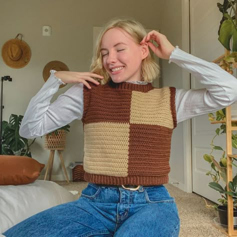 Cookie Sweater, Checkerboard Sweater, Sweater Tutorial, Crochet Sweater Vest, Vest Pattern Free, Crochet Vest Pattern, Mode Crochet, Crochet Ladies Tops, Crochet Cardigan Pattern