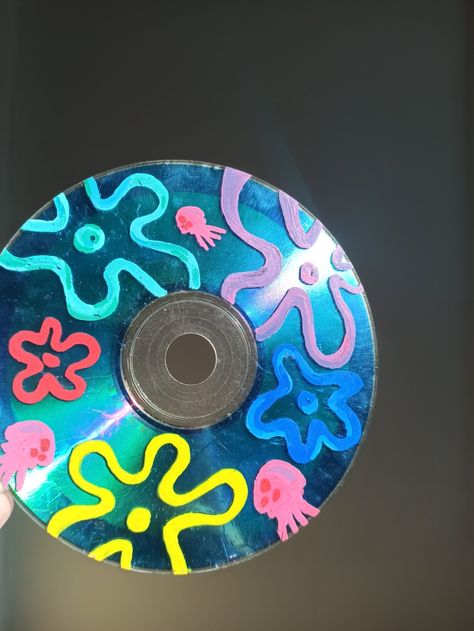 Clear Disc Painting Ideas, Paint On Disk, Disc Diy Ideas, Dvd Ideas Diy, Painted Cds Grunge, Painting On Disc, Drawing On Disk, Cd Disk Art, Dvd Decoration