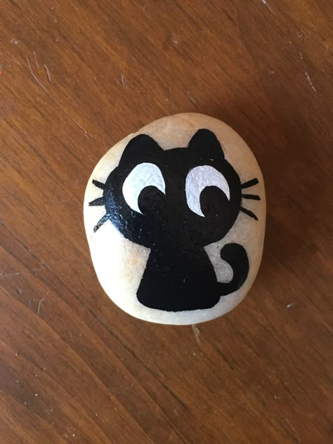 Cat Rock Painting Ideas Easy, Black Cat Rock Painting, Rock Painting Ideas Black Background, Rock Painting Ideas Cat, Rock Painting Cat, Painted Rock Cat, Black Cat Pumpkin Painting, Rock Painting Ideas Halloween, Black Cat Painting Easy