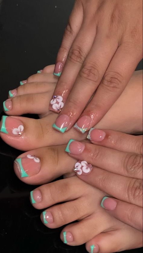 Square Medium Acrylic Nails Designs, Nail Sets Summer, Shorties Acrylic Nails Summer, Nails And Feet Set Summer, Summer Nails Ideas 2024 Square, Pedicure Inspo 2024, Natural Nail Designs No Acrylics, Toe And Nail Set Ideas, Toe Nail Inspo Summer