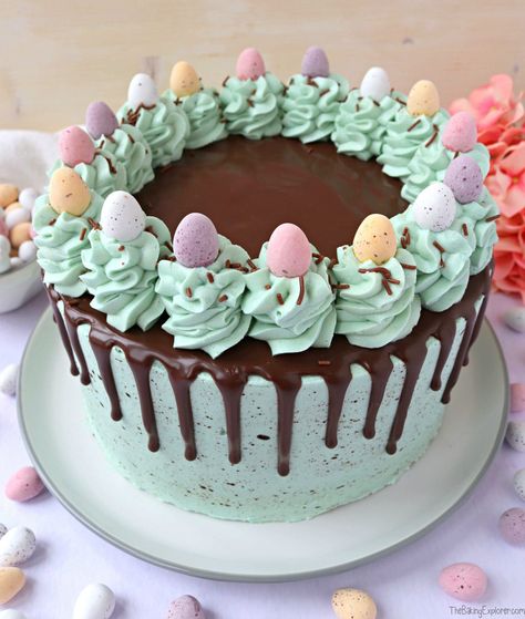 Recipe for Easter Speckled Egg Drip Cake with pastel vanilla sponge, pastel buttercream, chocolate drip, speckled egg effect and mini eggs! #eastercake #dripcake #thebakingexplorer #minieggs #speckledegg #pastelbuttercream Easter Cake Designs, Easter Cake Decorating, Chocolate Easter Cake, Ganache Drip, Easter Snacks, Easter Desserts, Egg Cake, Easter Baking, Vanilla Sponge