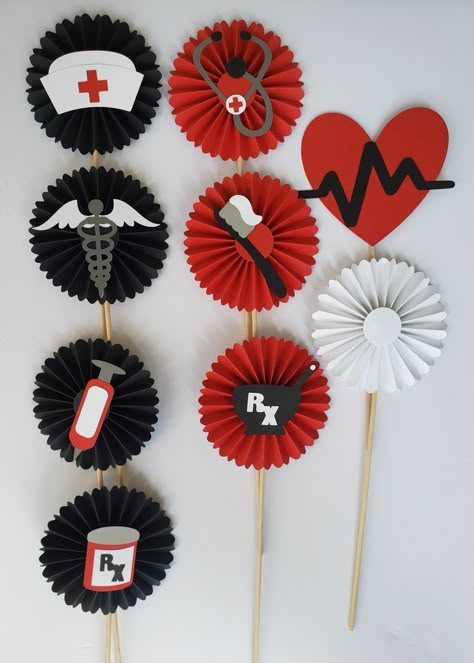 Nurses Day Decoration Ideas, Doctors Day Decoration Ideas, Nurse Graduation Cap Designs, Medical Themed Parties, Human Body Science Projects, Stall Decorations, Freshers Party, Medical School Graduation Gift, Nursing School Graduation Party