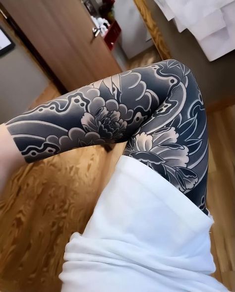 Tato Irezumi, Traditional Japanese Tattoo Sleeve, Tattoo Japonais, Japanese Wave Tattoos, Japanese Leg Tattoo, Tato Maori, Black Sleeve Tattoo, Mangas Tattoo, Japanese Tattoos For Men