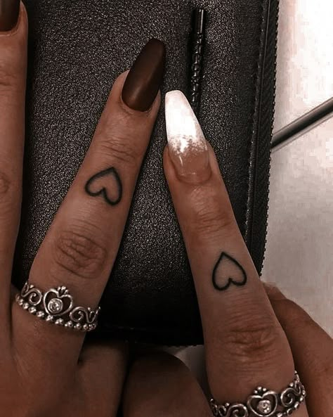 Vs Tattoo, Heart Tattoo On Finger, Creative Selfie, Matching Friend Tattoos, Cute Finger Tattoos, Small Matching Tattoos, Simple Tattoos For Women, Tattoos Infinity, Small Heart Tattoos