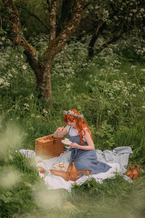 Cottagecore Picnic, A Clothes Horse, Picnic Style, Homemade Dressing, Vintage Baskets, Cottagecore Aesthetic, Edible Flowers, Clothes Horse, Pure Linen