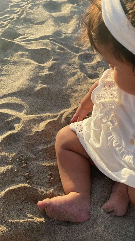 Beach Kids Aesthetic, Baby At The Beach, Beach Babies, Family Beach Trip, Ocean Kids, Baby Summer, Holiday Baby, Beach Baby