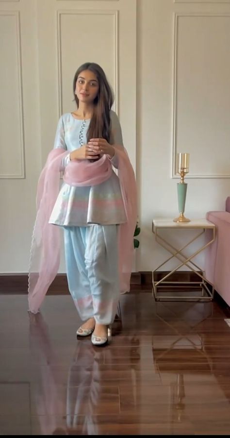 Trendy Outfits Indian, Simple Frocks, Stylish Short Dresses, Desi Fashion Casual, Casual Indian Fashion, Pakistani Dresses Casual, Salwar Kamiz, Indian Dresses Traditional, Trendy Dress Outfits