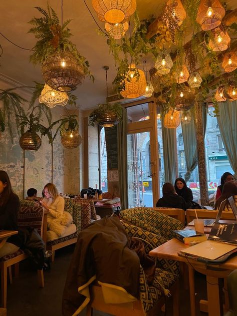 Cafe Athestic, Cute Cozy Coffee Shop, Mushroom Cafe Interior, Cafe Reading Nook Coffee Shop, New York Cafe Interior, Busy Cafe Aesthetic, Cozy Shop Aesthetic, Cafe Inside Aesthetic, Cafe Aesthetic Interior Design Cozy