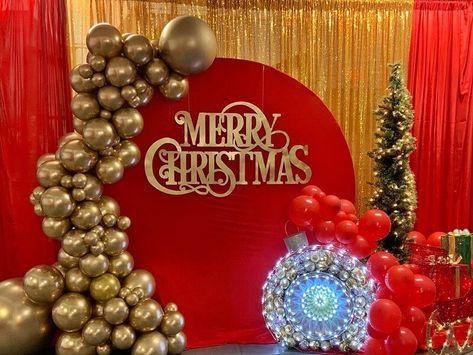 Christmas Party Office Decorations, Christmas Backdrops Ideas, Photobooth Christmas Backdrop, Christmas Party Decor Ideas Photo Booths, Corporate Christmas Party Decorations Elegant, Christmas Photobooth Diy Backdrop Ideas, Christmas Party Backdrop Ideas, Red And Gold Christmas Party, Christmas Party Photo Backdrop