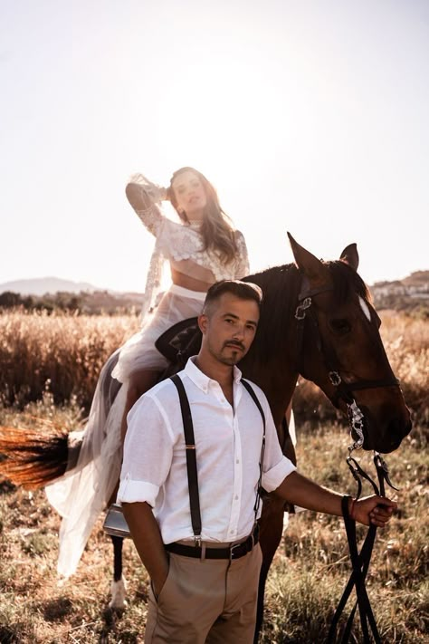 Engagement Photos With Horses, Couple Horse Photography, Horse Engagement Photos, Horse Wedding Photos, Photos With Horses, Equestrian Photoshoot, Western Engagement Photos, Horse Couple, Mode Country