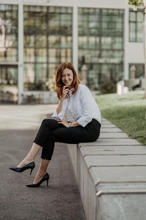 Business Headshots Outside, Business Photoshoot Outside, Business Photoshoot Ideas Women, Business Woman Photoshoot, Linkedin Portrait, Smart Business Attire, Corporate Headshots Women, Business Headshots Women, Business Shooting