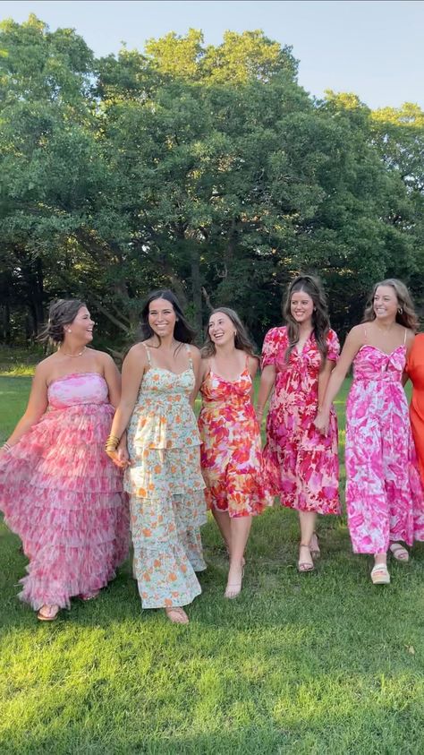 Instagram Secret Garden Theme Outfit, Festive Garden Party Attire, Flower Garden Party Outfit, Wedding Guest Pose Ideas, Secret Garden Outfit Ideas, Garden Party Guest Outfit, Garden Party Theme Outfit, Italian Garden Party Outfit, Garden Party Fashion