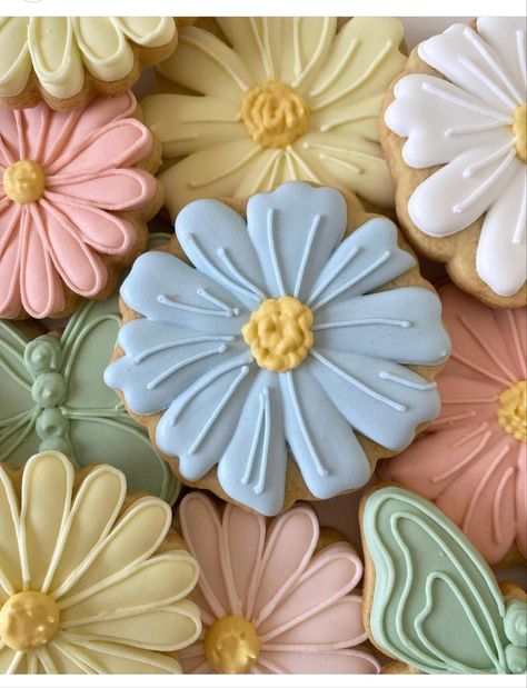 Flower Cookie Royal Icing, Royal Icing Cookies Floral, Flower Graduation Cookies, Garden Decorated Cookies, 18th Cookies, Wild Flower Sugar Cookies, Fancy Cookies Decorated, Flower Sugar Cookies Royal Icing, Simple Flower Cookies