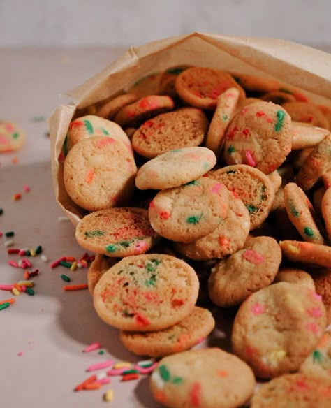 Mini Funfetti Sugar Cookies from Baking This Simple. These Mini Funfetti Sugar Cookies, are the life of the party! Sweet, little, crunchy bites of deliciousness, that are loaded with sprinkles -- these cookies are sure to add a smile to your day! Grab the recipe from bakingthissimple.com. Mini Funfetti Cookies, Frozen Cookies Packaging, Mini Crunchy Cookies, Bite Sized Cookies, Tiny Cookies Bite Size, Mini Cookie Recipes, Cookie Trailer, Mini Cookies Packaging, Mini Cookies Recipe