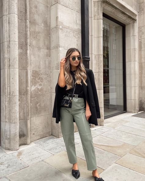 Lily Clark on Instagram: “All black with a pop of green 🌿 Use code LILY10 for 10% off my bag via @farfetch (pr product)” Black Blazer With Jeans, Green Pleated Skirt, Black Blazer Outfit, Beige Jeans, Casual Attire For Women, Blazer Outfits For Women, Fashion Jackson, Beige Outfit, Black Blazer