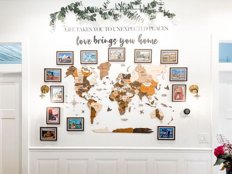 World map wall decor Map Gallery Wall, Family Photos Wall Decor, Travel Photo Wall, Travel Themed Room, Home Decor Ideas Kitchen, Travel Map Diy, Travel Gallery Wall, Travel Room, World Map Wall Decor