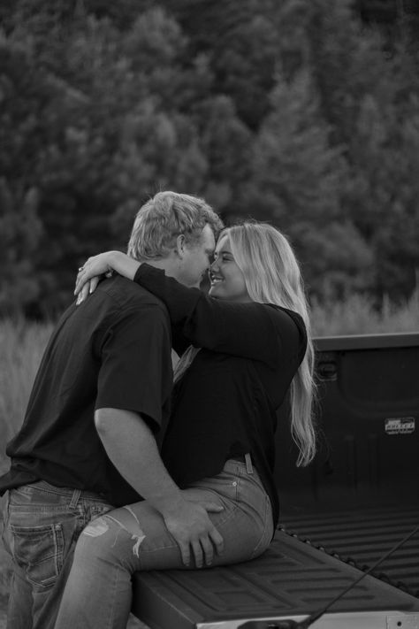 Tailgate Photoshoot Couple, Bf Gf Truck Pictures, Cute Couple Truck Pictures, Couple Tailgate Pictures, Western Fall Maternity Pictures, Dirt Road Couples Pictures, Couples In Fields Picture Ideas, Picture Idea For Couples, Western Pictures Couples