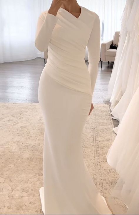 Engagement Dresses Elegant Hijab, White Dress Classy Elegant Long, Simple White Dress Classy, Hijab Dresses Soiree, White Dress Classy Elegant, White Graduation Gown, Hijab Engagement Dress, Soiree Dresses For Hijab, Dress White Elegant